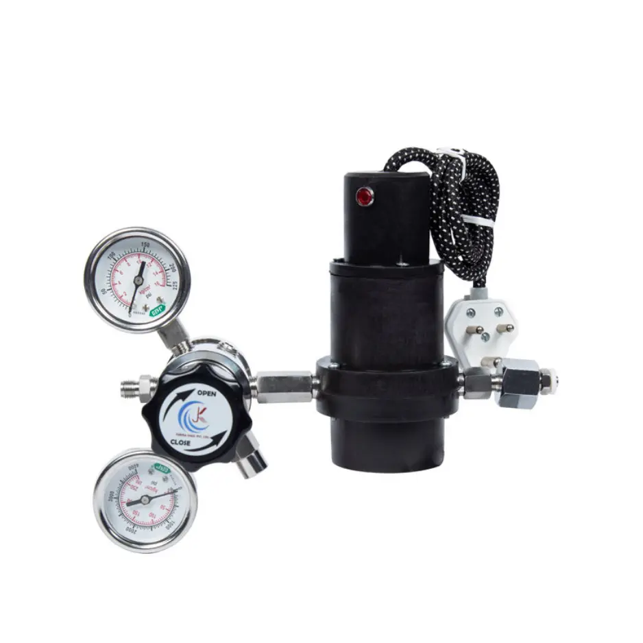 single-stage-pressure-regulators-with-heater-3 Single-stage pressure regulator with integrated heater, dual pressure gauges, control valve and braided hose for subsea applications.
